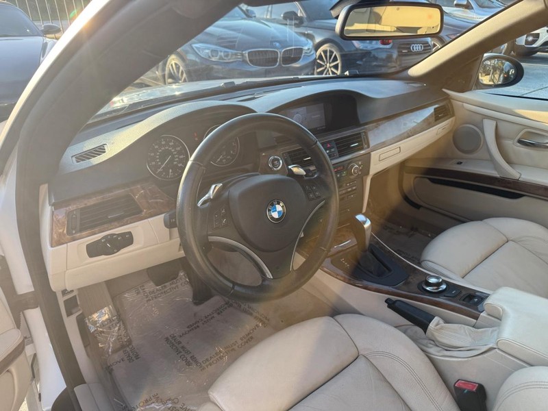 BMW 335i Vehicle Full-screen Gallery Image 18