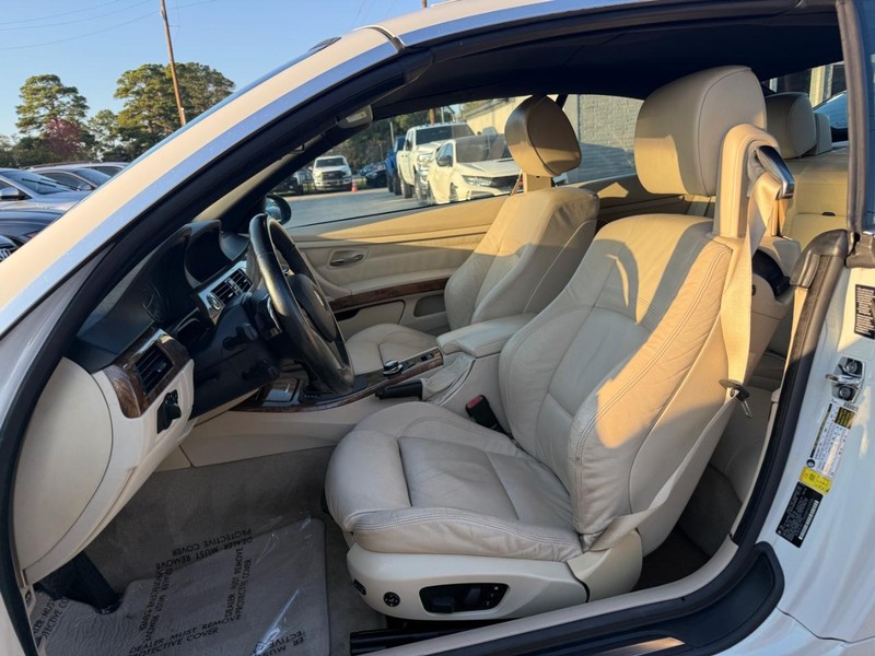 BMW 335i Vehicle Full-screen Gallery Image 19