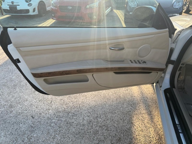 BMW 335i Vehicle Full-screen Gallery Image 20