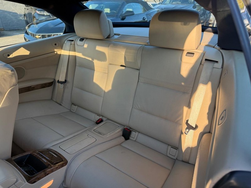 BMW 335i Vehicle Full-screen Gallery Image 21