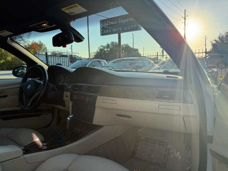 BMW 335i Vehicle Full-screen Gallery Image 22