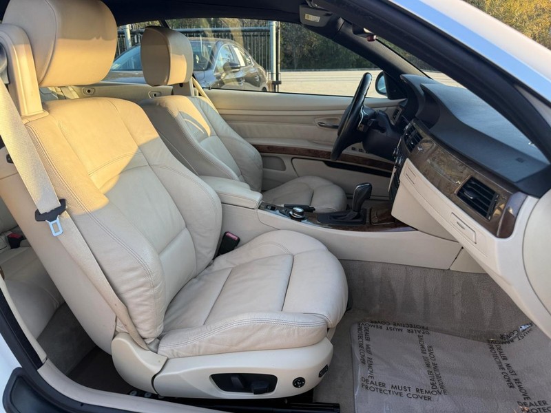 BMW 335i Vehicle Full-screen Gallery Image 23