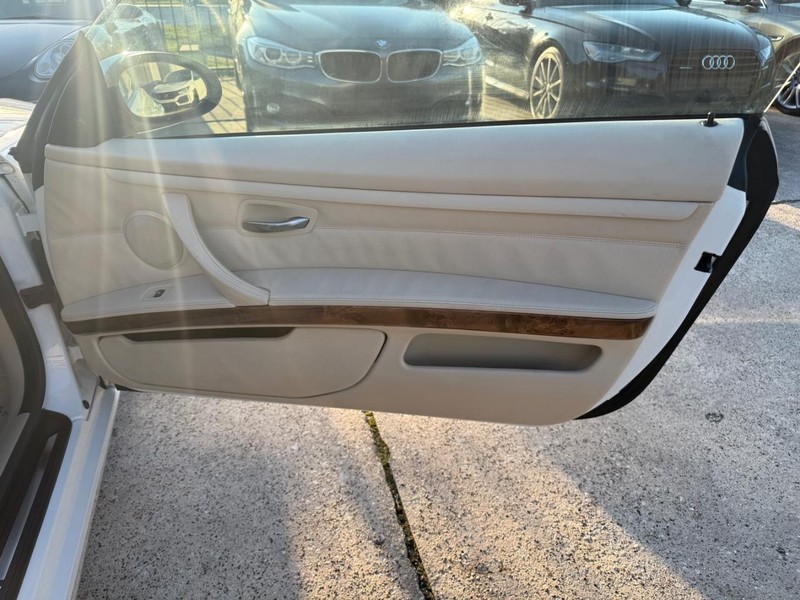 BMW 335i Vehicle Full-screen Gallery Image 24