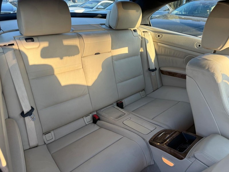 BMW 335i Vehicle Full-screen Gallery Image 25