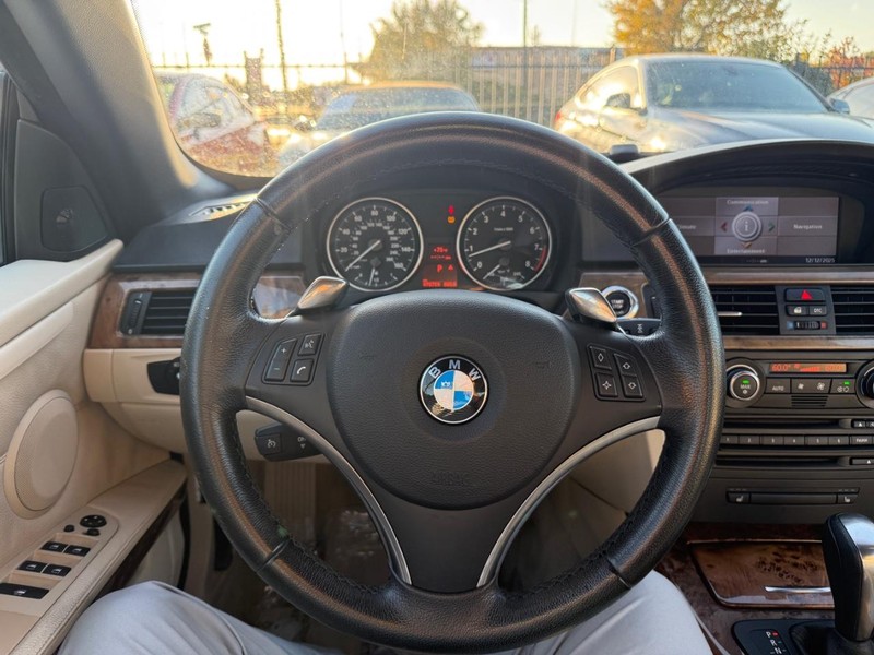 BMW 335i Vehicle Full-screen Gallery Image 26