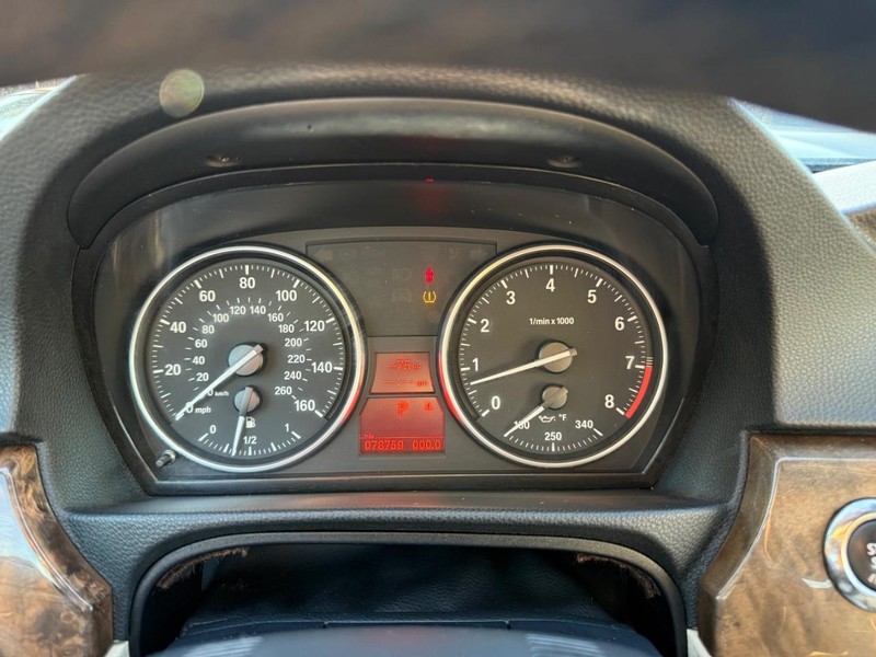 BMW 335i Vehicle Full-screen Gallery Image 27