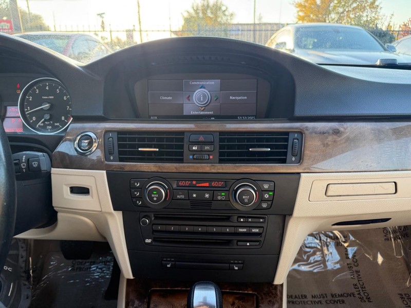 BMW 335i Vehicle Full-screen Gallery Image 28