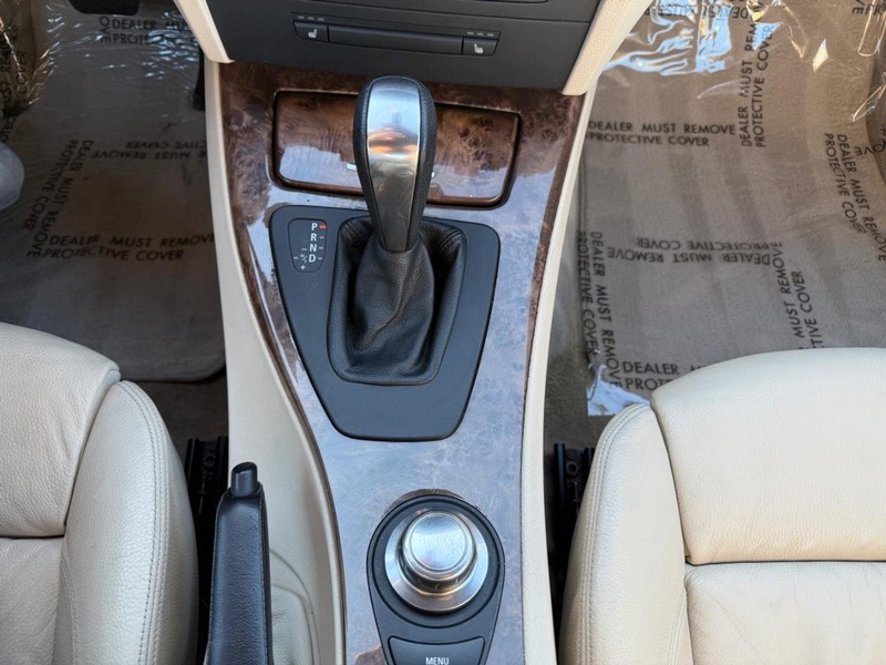 BMW 335i Vehicle Full-screen Gallery Image 29