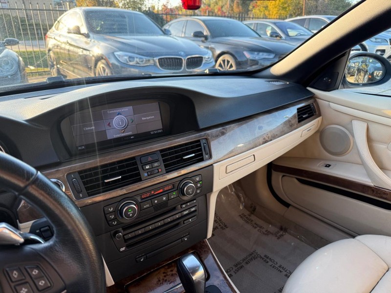 BMW 335i Vehicle Full-screen Gallery Image 30