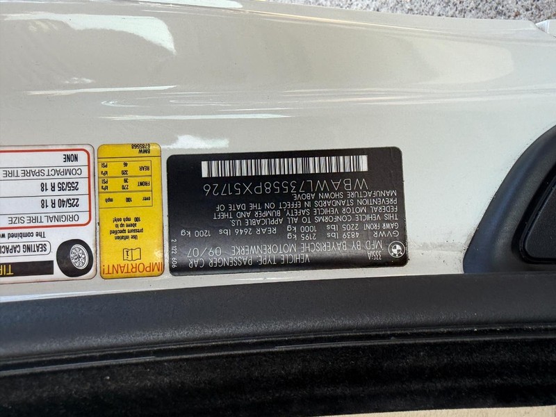 BMW 335i Vehicle Full-screen Gallery Image 31