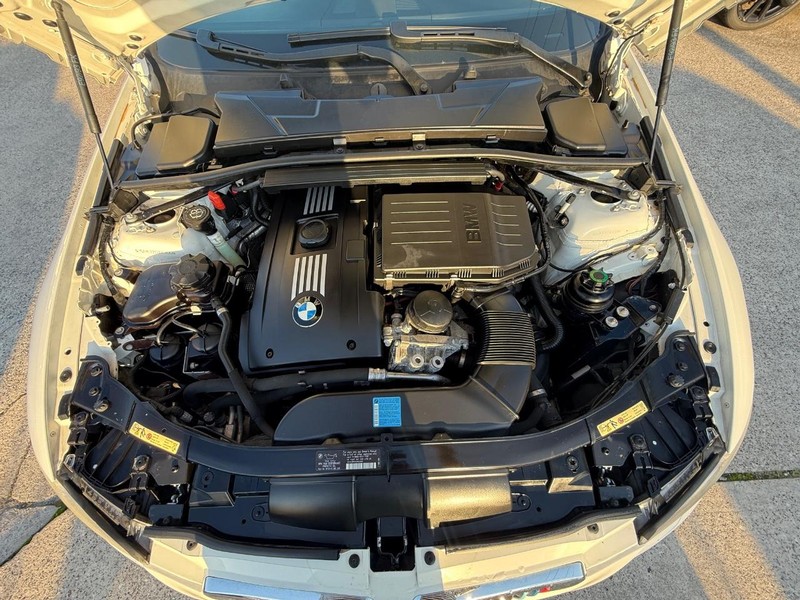 BMW 335i Vehicle Full-screen Gallery Image 32