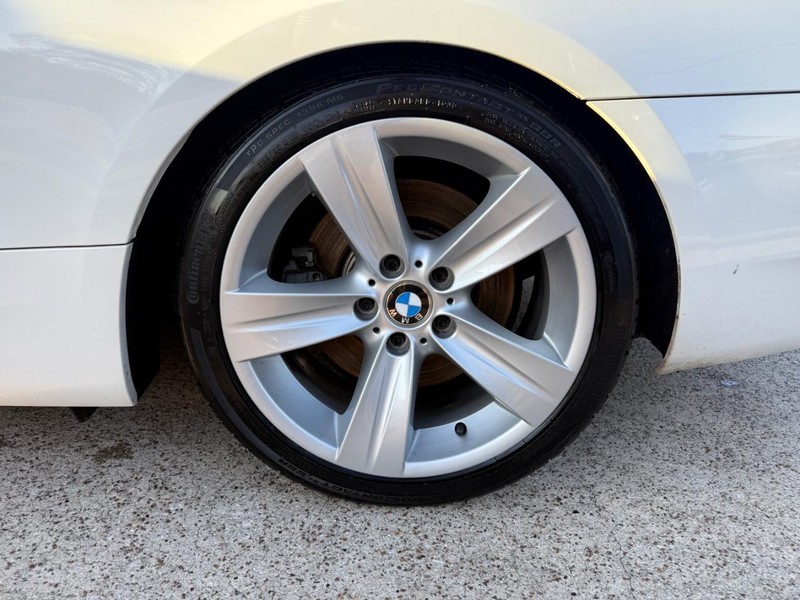 BMW 335i Vehicle Full-screen Gallery Image 33