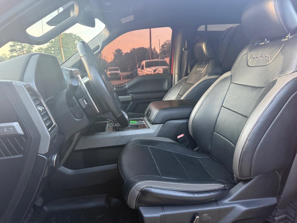 Ford F-150 Vehicle Full-screen Gallery Image 11