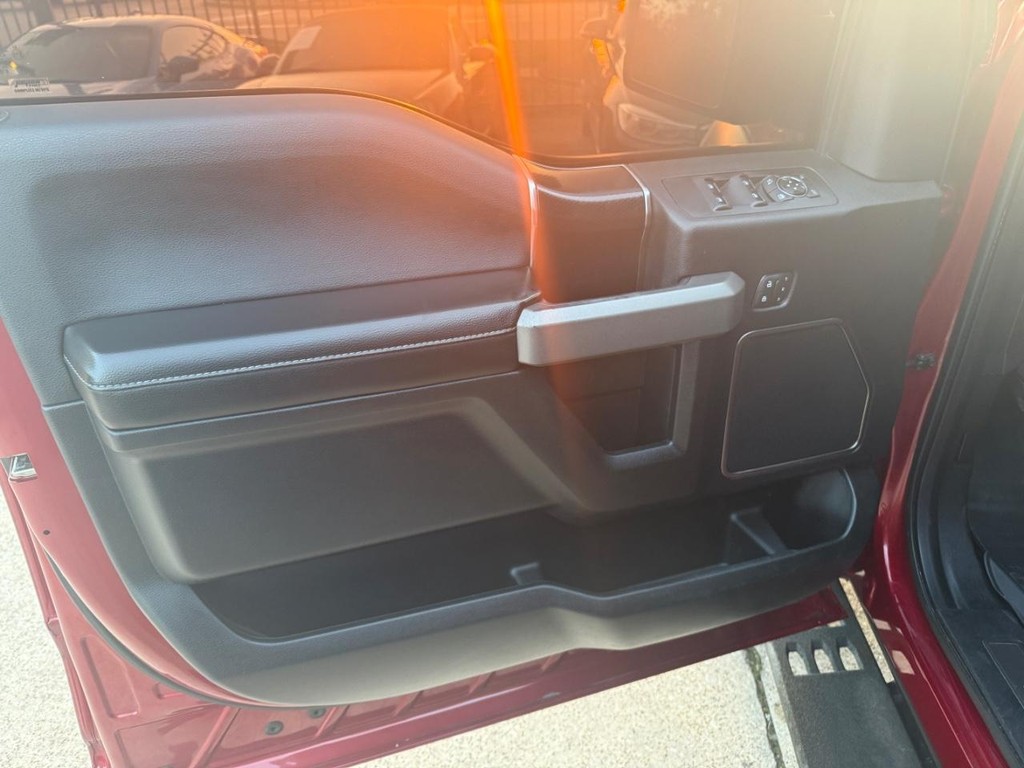 Ford F-150 Vehicle Full-screen Gallery Image 12