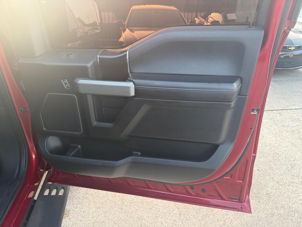 Ford F-150 Vehicle Full-screen Gallery Image 15