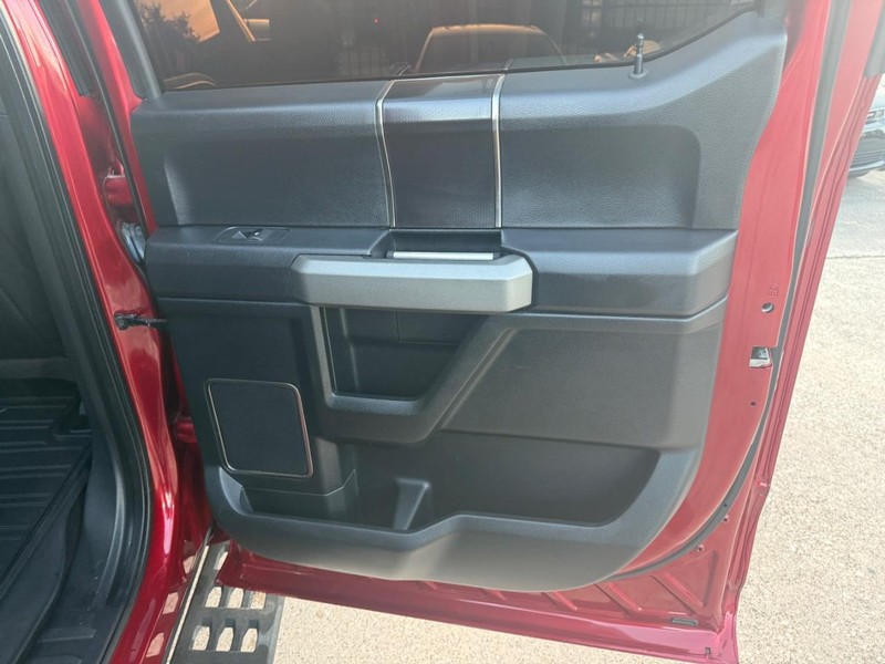 Ford F-150 Vehicle Full-screen Gallery Image 17