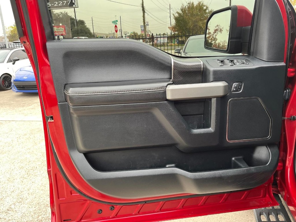 Ford F-150 Vehicle Full-screen Gallery Image 12