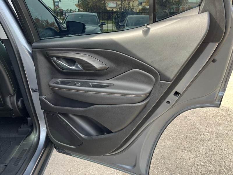 GMC Terrain Vehicle Full-screen Gallery Image 17