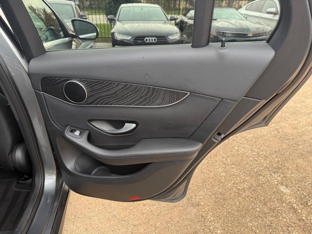 Mercedes-Benz GLC 300 Vehicle Full-screen Gallery Image 17