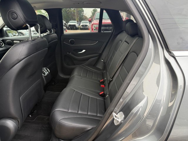 Mercedes-Benz GLC 300 Vehicle Full-screen Gallery Image 18