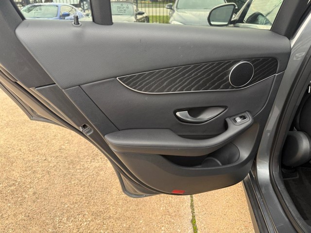 Mercedes-Benz GLC 300 Vehicle Full-screen Gallery Image 19