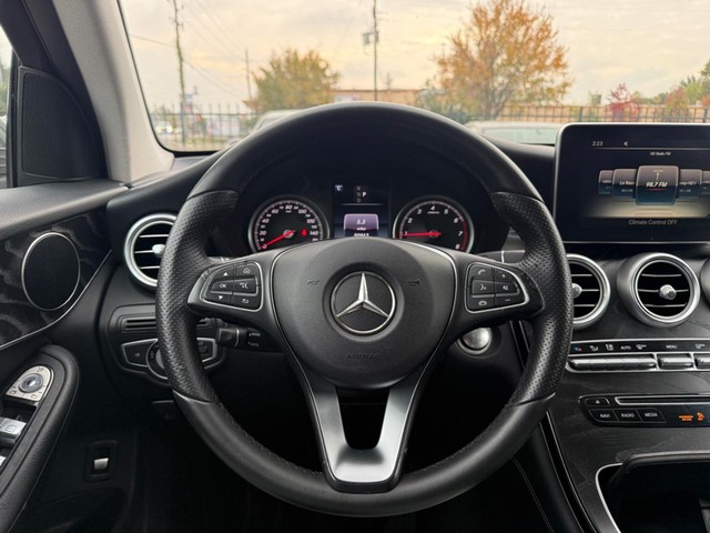 Mercedes-Benz GLC 300 Vehicle Full-screen Gallery Image 20