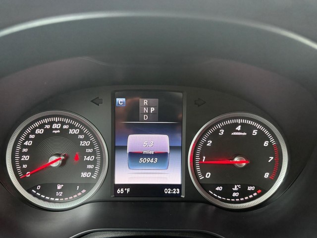 Mercedes-Benz GLC 300 Vehicle Full-screen Gallery Image 21