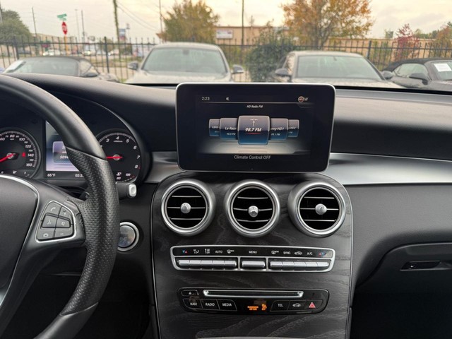 Mercedes-Benz GLC 300 Vehicle Full-screen Gallery Image 22