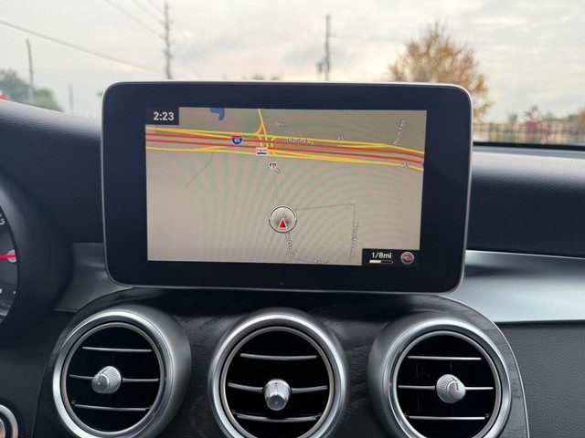 Mercedes-Benz GLC 300 Vehicle Full-screen Gallery Image 23