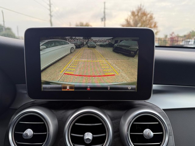 Mercedes-Benz GLC 300 Vehicle Full-screen Gallery Image 24