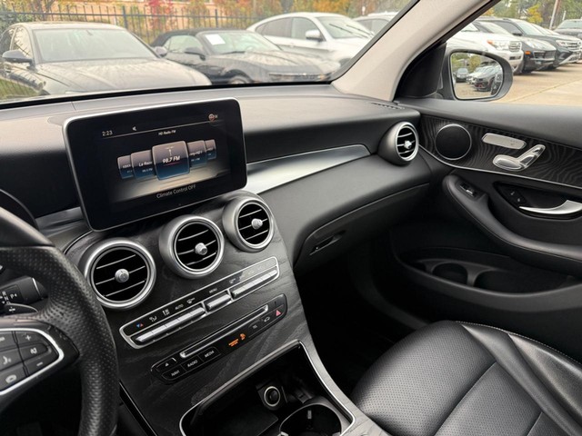 Mercedes-Benz GLC 300 Vehicle Full-screen Gallery Image 25