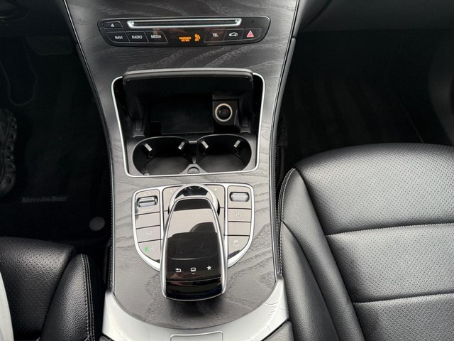 Mercedes-Benz GLC 300 Vehicle Full-screen Gallery Image 26