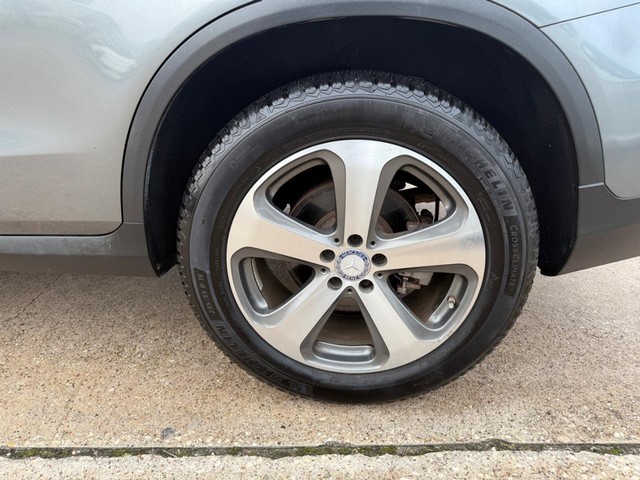 Mercedes-Benz GLC 300 Vehicle Full-screen Gallery Image 28