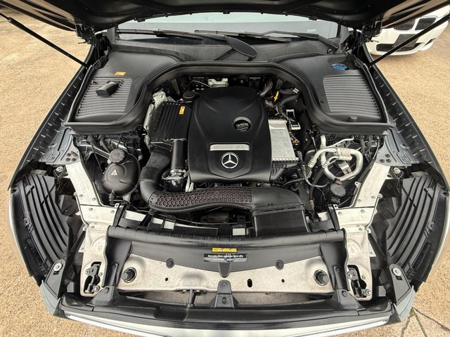 Mercedes-Benz GLC 300 Vehicle Full-screen Gallery Image 29