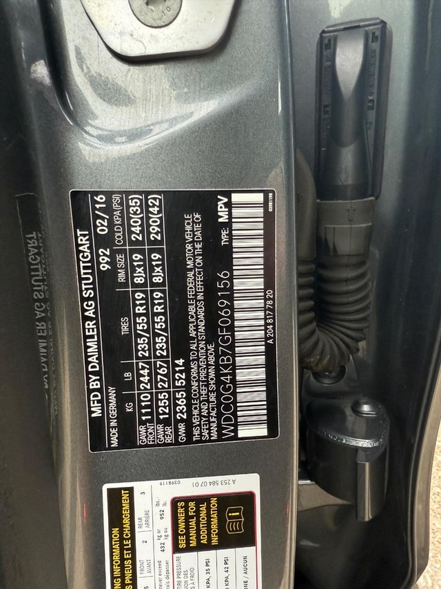 Mercedes-Benz GLC 300 Vehicle Full-screen Gallery Image 30