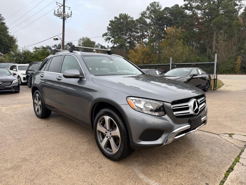Mercedes-Benz GLC 300 Vehicle Full-screen Gallery Image 04