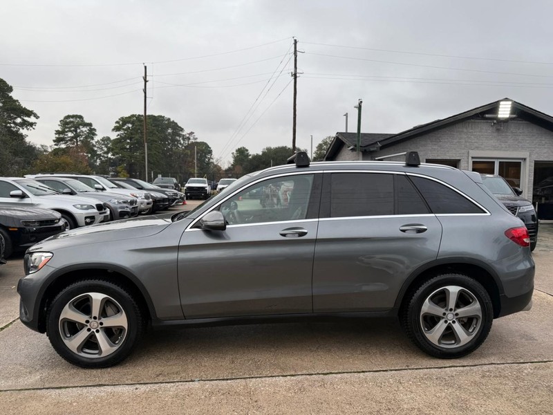 Mercedes-Benz GLC 300 Vehicle Full-screen Gallery Image 09