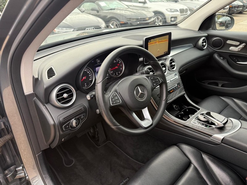 Mercedes-Benz GLC 300 Vehicle Full-screen Gallery Image 10
