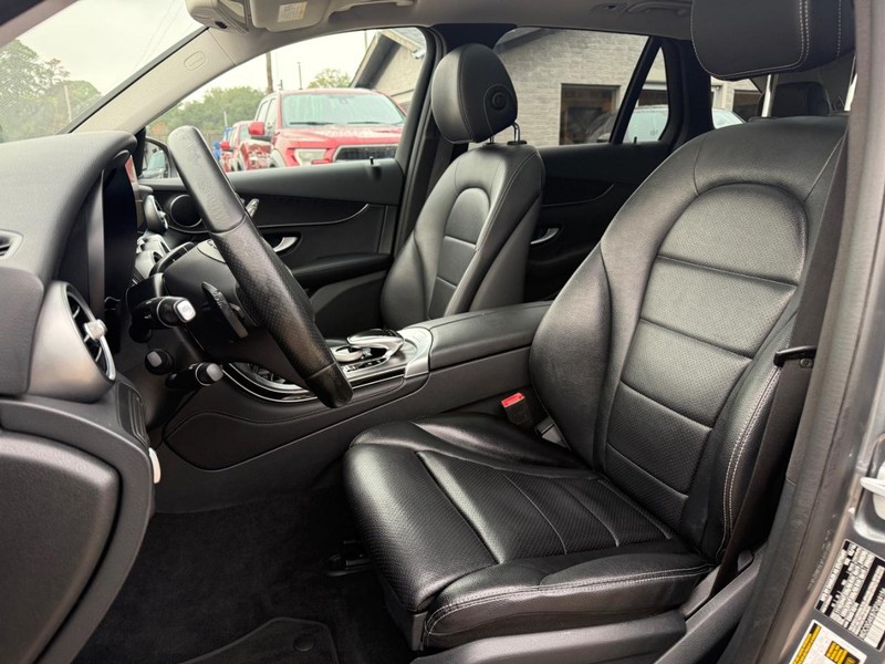 Mercedes-Benz GLC 300 Vehicle Full-screen Gallery Image 11