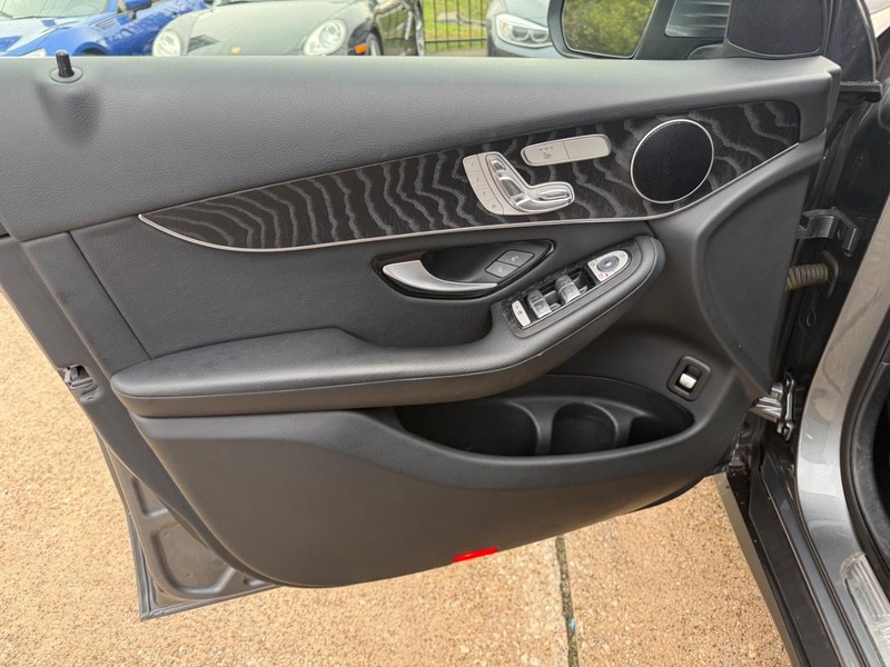 Mercedes-Benz GLC 300 Vehicle Full-screen Gallery Image 12