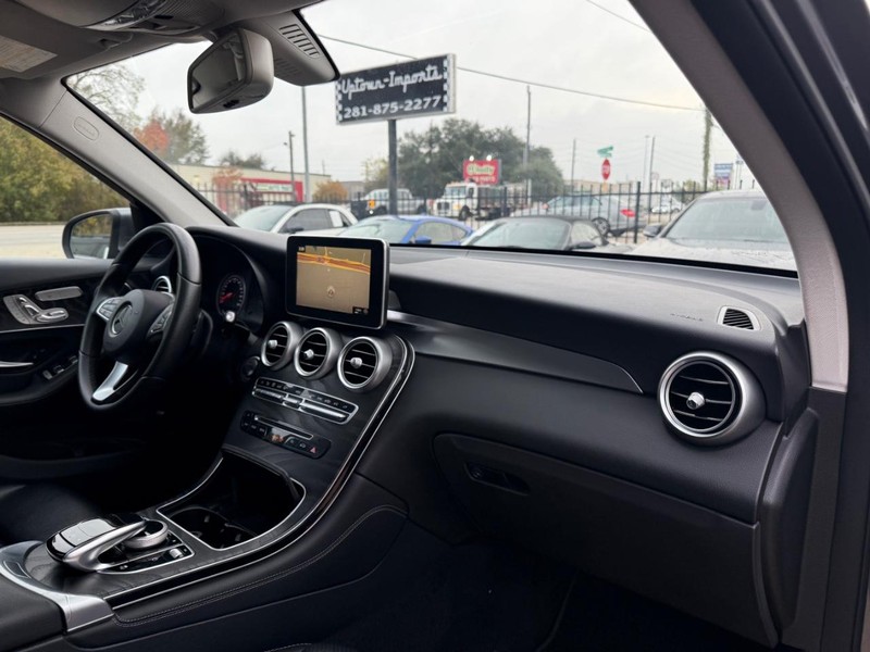 Mercedes-Benz GLC 300 Vehicle Full-screen Gallery Image 13