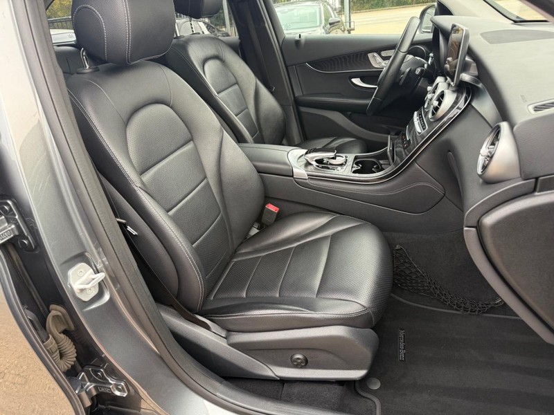 Mercedes-Benz GLC 300 Vehicle Full-screen Gallery Image 14