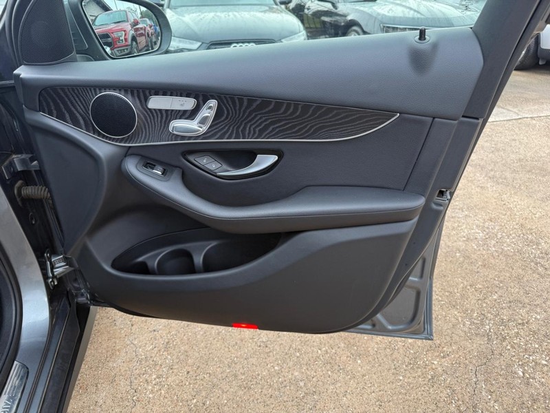 Mercedes-Benz GLC 300 Vehicle Full-screen Gallery Image 15