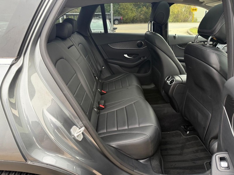 Mercedes-Benz GLC 300 Vehicle Full-screen Gallery Image 16