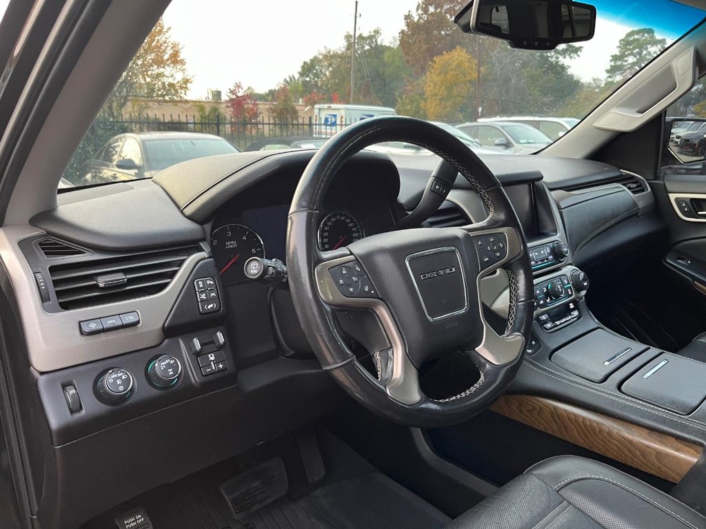 GMC Yukon Vehicle Full-screen Gallery Image 09
