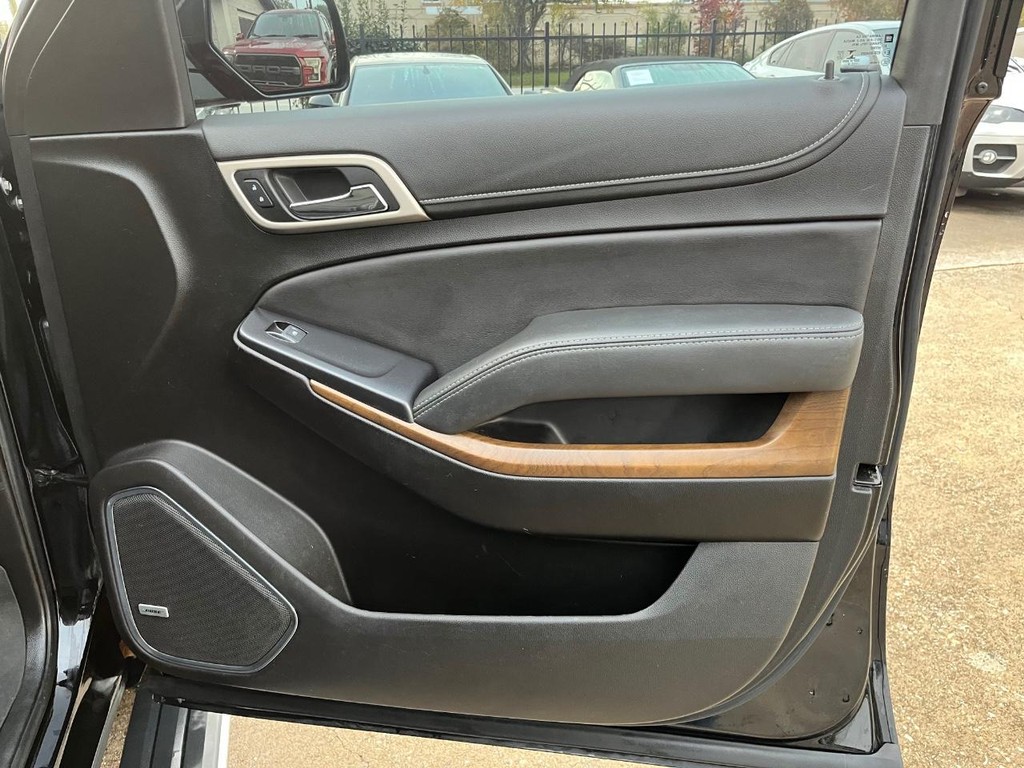 GMC Yukon Vehicle Full-screen Gallery Image 14