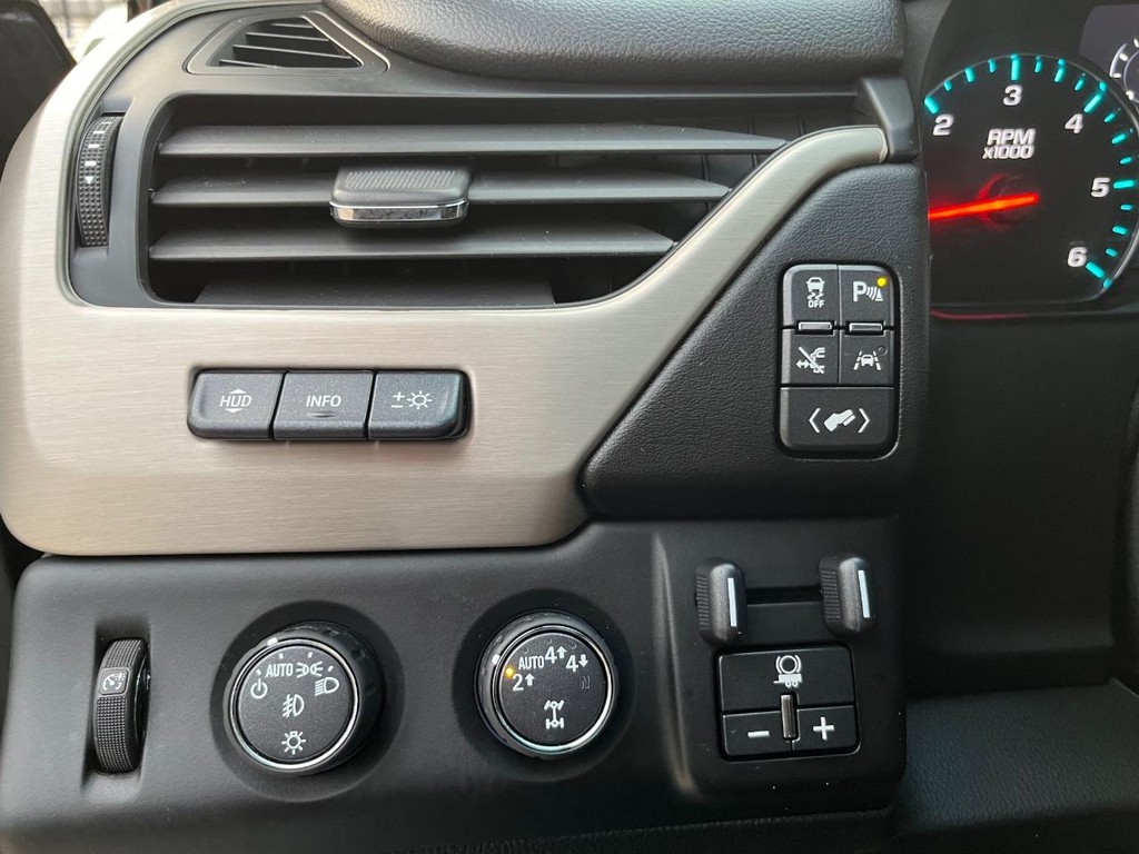 GMC Yukon Vehicle Full-screen Gallery Image 26