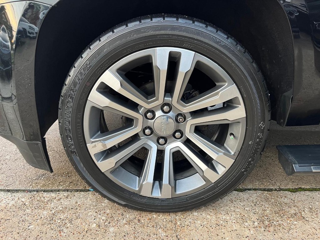 GMC Yukon Vehicle Full-screen Gallery Image 29