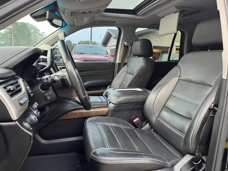 GMC Yukon Vehicle Full-screen Gallery Image 10