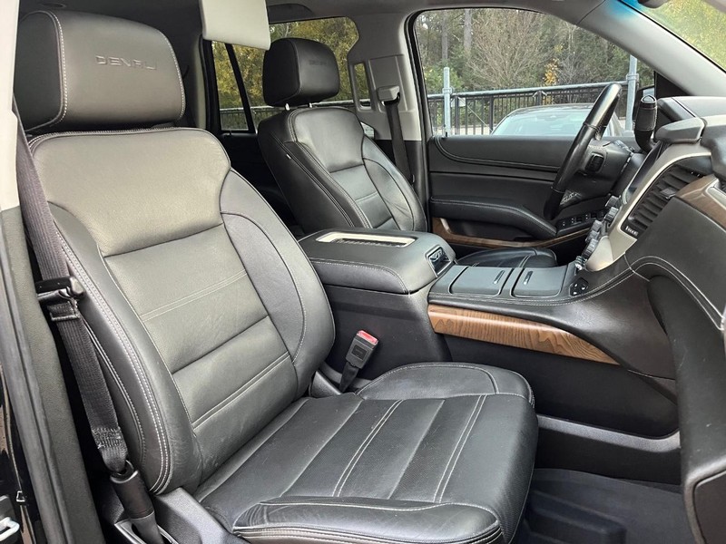 GMC Yukon Vehicle Full-screen Gallery Image 13